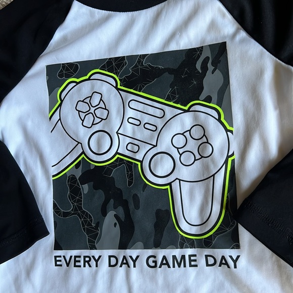 Hardly worn/like new 3T quick-drying gamer graphic long-sleeved active tee! - Picture 3 of 5